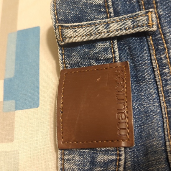 Maurices mid-rise ripped shorts inside 16 - Picture 3 of 5